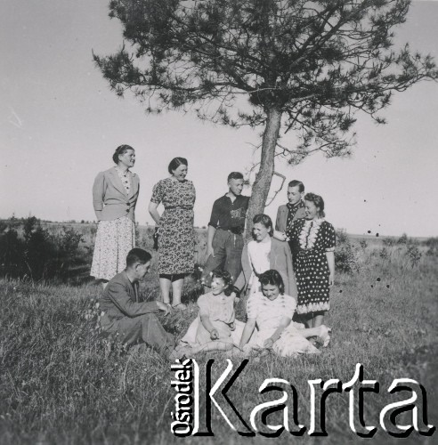 1930-1950, miejsce nieznane, Polska.
Portret grupowy na polanie przy drzewie.
Fot. NN, kolekcja rodziny Walińskich, zbiory Fundacji Ośrodka KARTA