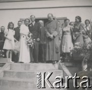 1930-1950, miejsce nieznane, Polska.
Ślub. Para młoda, duchowny i goście stoją przed kościołem.
Fot. NN, kolekcja rodziny Walińskich, zbiory Fundacji Ośrodka KARTA