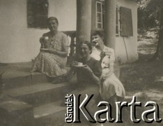 1930-1950, miejsce nieznane, Polska.
Trzy kobiety. Siedzą na schodach i piją herbatę.
Fot. NN, kolekcja rodziny Walińskich, zbiory Fundacji Ośrodka KARTA