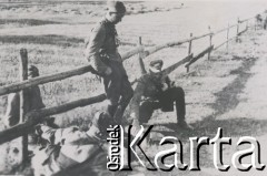 1930-1950, miejsce nieznane, Polska.
Żołnierze podczas przerwy.
Fot. NN, kolekcja rodziny Walińskich, zbiory Fundacji Ośrodka KARTA