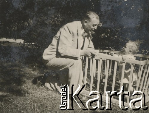 1930-1950, miejsce nieznane, Polska.
Mężczyzna z dzieckiem.
Fot. NN, kolekcja rodziny Walińskich, zbiory Fundacji Ośrodka KARTA