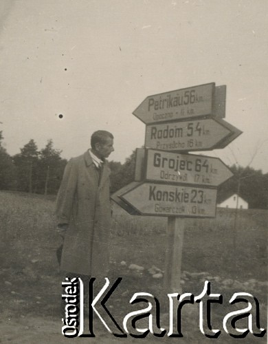 1930-1950, miejsce nieznane, Polska.
Mężczyzna przy drogowskazie.
Fot. NN, kolekcja rodziny Walińskich, zbiory Fundacji Ośrodka KARTA