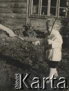 1930-1950, miejsce nieznane, Polska.
Dziecko. Trzyma patyk i sięga po drugi.
Fot. NN, kolekcja rodziny Walińskich, zbiory Fundacji Ośrodka KARTA