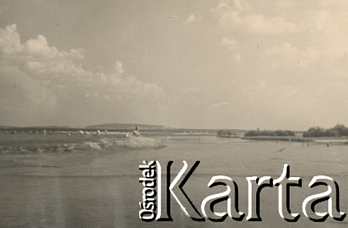 1930-1950, miejsce nieznane, Polska.
Widok na jezioro. Ludzie pływają i siedzą na brzegu.
Fot. NN, kolekcja rodziny Walińskich, zbiory Fundacji Ośrodka KARTA