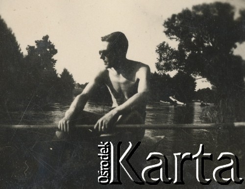 1930-1950, miejsce nieznane, Polska.
Mężczyzna w kajaku.
Fot. NN, kolekcja rodziny Walińskich, zbiory Fundacji Ośrodka KARTA