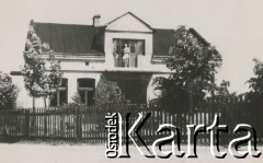 1930-1950, miejsce nieznane, Polska.
Budynek. Na balkonie stoi kobieta.
Fot. NN, kolekcja rodziny Walińskich, zbiory Fundacji Ośrodka KARTA