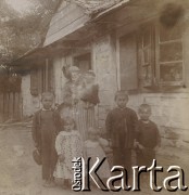 1908, miejsce nieznane, Polska.
Zdjęcie podpisane „Kopczyna z dziećmi