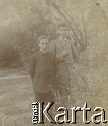 1910-1920, miejsce nieznane, Polska.
Chłopcy na spacerze.
Fot. NN, kolekcja rodziny Walińskich, zbiory Fundacji Ośrodka KARTA