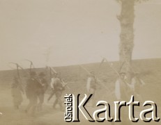 1910-1920, miejsce nieznane, Polska.
Mężczyźni z kosami. Idą polną drogą.
Fot. NN, kolekcja rodziny Walińskich, zbiory Fundacji Ośrodka KARTA