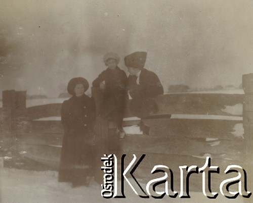 1910-1920, miejsce nieznane, Polska.
Zima. Dziewczęta przy ogrodzeniu.
Fot. NN, kolekcja rodziny Walińskich, zbiory Fundacji Ośrodka KARTA