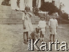 1910-1920, miejsce nieznane, Polska.
Dzieci i pies. Przed dworem.
Fot. NN, kolekcja rodziny Walińskich, zbiory Fundacji Ośrodka KARTA