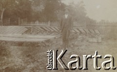 1910-1920, miejsce nieznane, Polska.
Mężczyzna w ogrodzie.
Fot. NN, kolekcja rodziny Walińskich, zbiory Fundacji Ośrodka KARTA