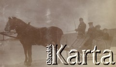 1910-1920, miejsce nieznane, Polska.
Zima. Ludzie w saniach.
Fot. NN, kolekcja rodziny Walińskich, zbiory Fundacji Ośrodka KARTA