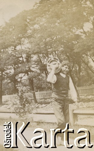 1910-1920, miejsce nieznane, Polska.
Chłopak. Niesie butlę z mlekiem.
Fot. NN, kolekcja rodziny Walińskich, zbiory Fundacji Ośrodka KARTA