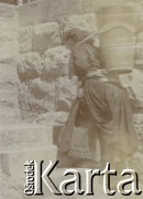 1910-1920, miejsce nieznane, Polska.
Kobieta. Wychodzi po schodach i wynosi wodę.
Fot. NN, kolekcja rodziny Walińskich, zbiory Fundacji Ośrodka KARTA