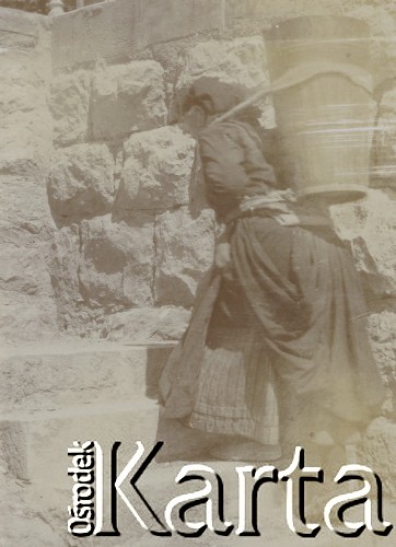 1910-1920, miejsce nieznane, Polska.
Kobieta. Wychodzi po schodach i wynosi wodę.
Fot. NN, kolekcja rodziny Walińskich, zbiory Fundacji Ośrodka KARTA