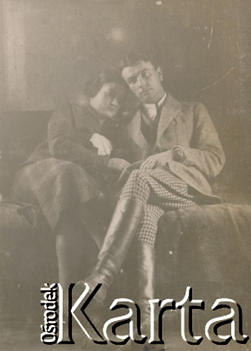 1910-1920, miejsce nieznane, Polska.
Kobieta i mężczyzna. Siedzą obok siebie.
Fot. NN, kolekcja rodziny Walińskich, zbiory Fundacji Ośrodka KARTA