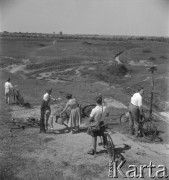 Lipiec 1957, okolice Warszawy, Polska.
Wycieczka rowerowa za miasto, rowerzyści na łące nad Wisłą.
Fot. Romuald Broniarek, zbiory Ośrodka KARTA