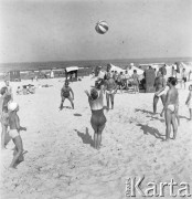 Lipiec 1959, Jastarnia, Polska.
Wypoczynek nad Bałtykiem - wczasowicze grający w piłkę.
Fot. Romuald Broniarek, zbiory Ośrodka KARTA