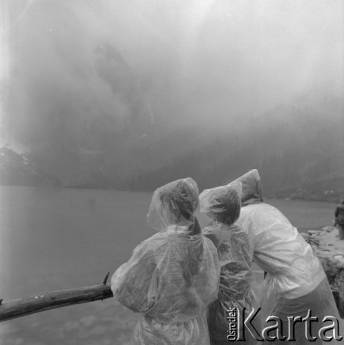 Lipiec 1977, Morskie Oko, Polska.
Turyści w płaszczach przeciwdeszczowych nad Morskim Okiem.
Fot. Romuald Broniarek, zbiory Ośrodka KARTA