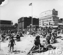 Sierpień 1944, Atlantic City, USA.
Wczasowicze na plaży.
Fot. NN, Instytut Polski i Muzeum im. gen. Sikorskiego w Londynie [album 134 - Rumunia, Turcja, Palestyna, Egipt i USA]