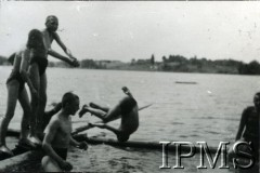 Przed 1939, Polska.
Obóz letni uczniów Korpusu Kadetów Nr 1 we Lwowie. Kadeci skaczą do wody.
Fot. NN, Instytut Polski i Muzeum im. gen. Sikorskiego w Londynie [album 61 - Korpus Kadetów Nr 1 - Lwów]