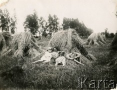 Lata 30., Wiązowszczyzna, woj. wileńskie, Polska.
Ciocia Zosia Borsukowa z Jackiem i Basią Majewskimi.
Fot. NN, zbiory Ośrodka KARTA, kolekcję udostępniła Barbara Majewska-Luft