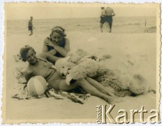 6.07-14.07.1937, Jastarnia, woj. pomorskie, Polska.
Janina Kamińska z Renatą Pleszczyńską na plaży.
Fot. NN, zbiory Ośrodka KARTA, udostępnił Tomasz Kamiński