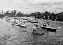 Lata 60. lub 70., Nowy Targ, Polska.
Uczestnicy kajakowego spływu Dunajcem.
Fot. Kazimierz Seko, zbiory Ośrodka KARTA, udostępniła Barbara Karwat-Seko



