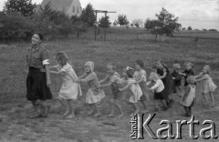 1949, Jędrzejów k. Grodkowa, Polska.
Obóz Społeczny dla dzieci, zabawa w pociąg.
Fot. Kazimierz Seko, udostępniła Barbara Karwat-Seko, zbiory Ośrodka KARTA
 
