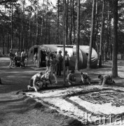 Sierpień 1971, Przeczyce, Polska.
Obóz hufca Bielsko-Biała, grupa harcerzy układających białego orła z szyszek.
Fot. Kazimierz Seko, zbiory Ośrodka KARTA, udostępniła Barbara Karwat-Seko