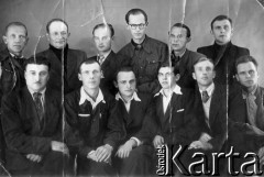 1955, Norylsk, Krasnojarski Kraj, ZSRR.
Polacy po zwolnieniu z łagrów. Siedzą od lewej: NN, NN, Piotr Karpowicz, Józef (nazwisko nieznane, z Wilna), Marian Dowgiałło, NN; u góry: NN, Antoni Raubo, NN, Olszewski (w okularach), Jan Micko, NN. 
Fot. NN, zbiory Ośrodka KARTA, udostępnił Antoni Marcinkiewicz.
