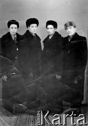 1955, Norylsk, Krasnojarski Kraj, ZSRR.
Polacy po zwolnieniu z łagrów. Od lewej: Jan Marcinkiewicz, Antoni Marcinkiewicz, Jan Grygorewicz, Józef Szymański (?).
Fot. NN, zbiory Ośrodka KARTA, udostępnił Antoni Marcinkiewicz.
