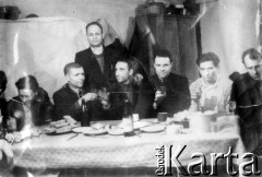 1955, Norylsk, Krasnojarski Kraj, ZSRR.
Polacy po zwolnieniu z łagrów, siedzą od lewej: Antoni Marcinkiewicz, NN, Antoni Raubo (stoi), NN, Wacław Mizgier, Jan Grygorewicz, Józef Szymański (?).
Fot. NN, zbiory Ośrodka KARTA, udostępnił Antoni Marcinkiewicz.

