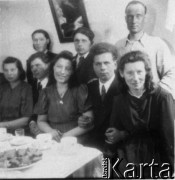 1955, Norylsk, Krasnojarski Kraj, ZSRR.
Polacy zwolnieni z sowieckich łagrów; siedzą od prawej: Hanna Górska, Kazimierz Szyłobryt, Hanna Czarnocka, Franciszek Czarkowski, Aniela Kubiak; stoją od lewej: NN, Misiura, Jan Lebiedź.
Fot. NN, zbiory Ośrodka KARTA, udostępnił Kazimierz Szyłobryt