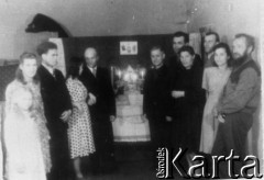 7.08.1955, Norylsk, Krasnojarski Kraj, ZSRR.
Prawdopodobnie ślub Stanisława Gotkowskiego i Anny Szyłobryt; stoją od prawej: Bolesław Polajdowicz, jego żona, Karol Gonet, Hanna Czarnocka, Emil Serafin, ksiądz Walter Ciszek, Stanisław Gotkowski, Anna Szyłobryt, jej brat Kazimierz Szyłobryt, NN (żona Mikucia, druga siostra K. Szyłobryta).
Fot. NN, zbiory Ośrodka KARTA, udostępnił Kazimierz Szyłobryt