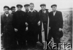 1955, Norylsk, Krasnojarski Kraj, ZSRR.
Grupa mężczyzn. Od lewej: Piotr Anacki, Makusik, Stanisław Pszczółkowski (prawdopodobnie), NN, Franciszek Czarkowski, Stanisław Gotkowski, NN.
Fot. NN, zbiory Ośrodka KARTA, udostępnił Kazimierz Szyłobryt