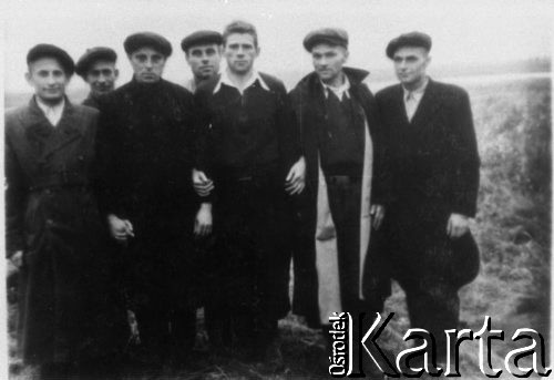 1955, Norylsk, Krasnojarski Kraj, ZSRR.
Grupa mężczyzn. Od lewej: Piotr Anacki, Makusik, Stanisław Pszczółkowski (prawdopodobnie), NN, Franciszek Czarkowski, Stanisław Gotkowski, NN.
Fot. NN, zbiory Ośrodka KARTA, udostępnił Kazimierz Szyłobryt