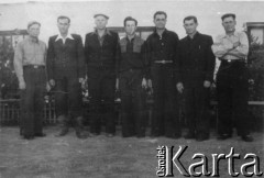 06.04.1956, Dżezkazgan, Karagandyjska obł., Kazachska SRR, ZSRR.
Grupa mężczyzn na tle tablic (z ogłoszeniami?).
Fot. NN, zbiory Ośrodka KARTA, udostępnił Edward Karluk