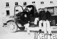 1956, Kazachska SRR, ZSRR.
Mężczyźni przy ciężarówce.
Fot. NN, zbiory Ośrodka KARTA, udostępnił Edward Karluk