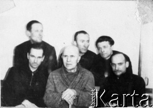 1955 lub 1956, Workuta, Komi ASRR, ZSRR.
Więźniowie łagrów. Od lewej u dołu: Zbigniew Jasiński, Łusiak (komendant policji w Wilnie), Józef Krypajcis; u góry: Stanisław Kupraszewicz, Piotr Adaś, Władysław Szarko.
Fot. NN, zbiory Ośrodka KARTA, udostępnił Stanisław Kupraszewicz