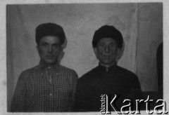 1954 lub 1955, Dudinka, Tajmyrski okręg aut., Krasnojarski Kraj, ZSRR.
Więźniowie łagrów: Józef Duniec (z lewej), Puhawko. 
Fot. NN, zbiory Ośrodka KARTA, udostępnił Józef Duniec