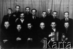 27.02.1956, Norylsk, Krasnojarski Kraj, ZSRR.
Grupa Polaków, byłych więźniów obozu nr 2 (Rudnik 7-9). Na dole siedzą m.in.: ksiądz Władysiewicz (3. z lewej), Bogusław Burba (z harmonią); u góry: Józef Duniec (4. z lewej).
Fot. NN, zbiory Ośrodka KARTA, udostępnił Józef Duniec