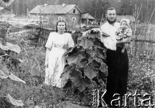 14.07.1957, Maslejewo, Krasnojarski Kraj, ZSRR.
Jadwiga Pawlukowska z mężem i synkiem Ryszardem na przymusowej zsyłce po zwolnieniu z łagru, zdjęcie wykonano w przydomowym ogródku.
Fot. NN, zbiory Ośrodka KARTA, udostępniła Jadwiga Pawlukowska.
