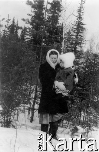 15.09.1957, Maslejewo, Krasnojarski Kraj, ZSRR.
Jadwiga Pawlukowska z synkiem Ryszardem obok domu w tajdze.
Fot. NN, zbiory Ośrodka KARTA, udostępniła Jadwiga Pawlukowska.

