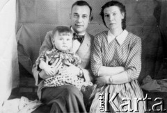 1957, Maslejewo, Krasnojarski Kraj, ZSRR.
Jadwiga Pawlukowska z mężem i synkiem Ryszardem na przymusowej zsyłce po zwolnieniu z łagru.
Fot. NN, zbiory Ośrodka KARTA, udostępniła Jadwiga Pawlukowska.
