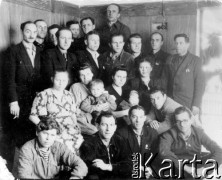 Grudzień 1955, Chabarowsk, Chabarowski Kraj, ZSRR.
Punkt zborny w Chabarowsku - Polacy powracający do kraju, pierwszy z lewej stoi Stanisław Hrynik, za nim Jan Łopaciński, pierwszy z prawej siedzi Tadeusz Ochęduszko, trzeci z prawej stoi Jan Świnder, najwyżej stoi Edward Kaźmierczak.
Fot. NN, zbiory Ośrodka KARTA, udostępnił Jan Łopaciński.