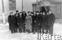 20.11.1955, Chabarowsk, Chabarowski Kraj, ZSRR.
Grupa repatriantów, pierwszy z prawej stoi Jan Łopaciński, drugi z lewej (z tyłu) Tadeusz Ochęduszko, w środku Danuta Prandecka, na zdjęciu także Adam Struzik i Jan Świnder.
Fot. NN, zbiory Ośrodka KARTA, udostępnił Jan Łopaciński.