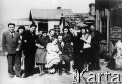 1954, Magadan, Magadańska obł., ZSRR.
Przed domkiem Mackiewiczów. Grupa ludzi w strojach letnich. Od lewej: Witold Szmigiero, Jadwiga Bizanc-Szmigiero, Andrzej Mackiewicz, NN, NN, Alina Kopisto, Józefa Górska-Nosowicz, Józef Nosowicz, Ada Merlak, NN; siedzą: Nela Kozak-Mackiewiczowa, Wacław Kopisto (?).
Fot. NN, zbiory Ośrodka KARTA, udostępnił Jan Łopaciński.

