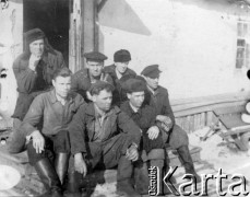 b. daty, b. miejsca.
Byli więźniowie łagrów przed barakiem, pierwszy z prawej (na tle drzwi) siedzi Jan Łopaciński.
Fot. NN, zbiory Ośrodka KARTA, udostępnił Jan Łopaciński.


